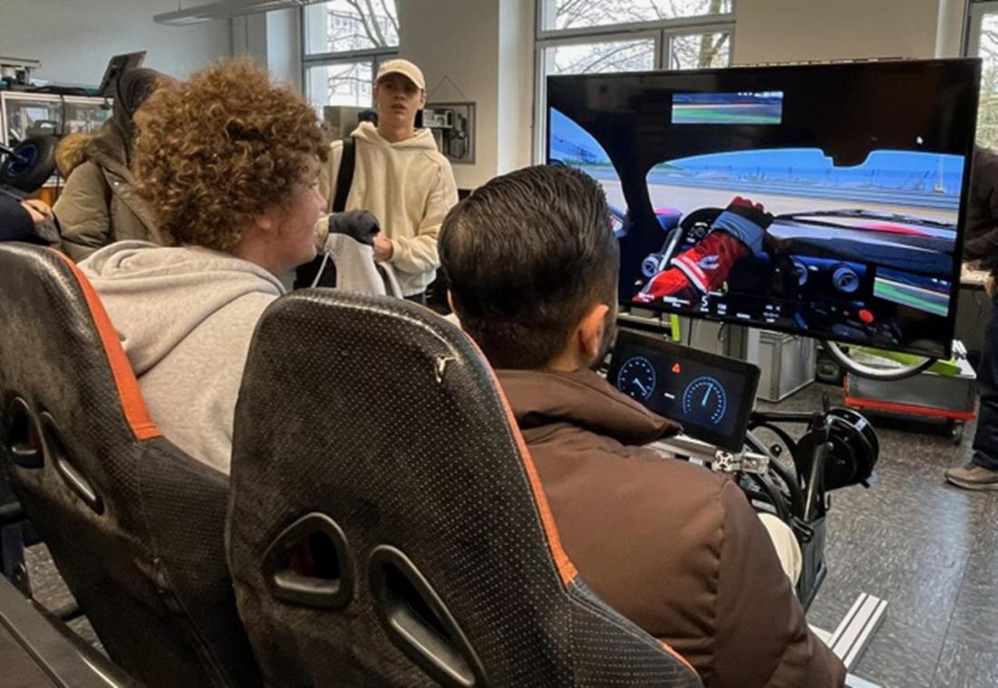 <p>Schon in den Vorjahren war der Fahrsimulator der FH Aachen ein Publikumsmagnet bei der Lichternacht der Technik.</p>