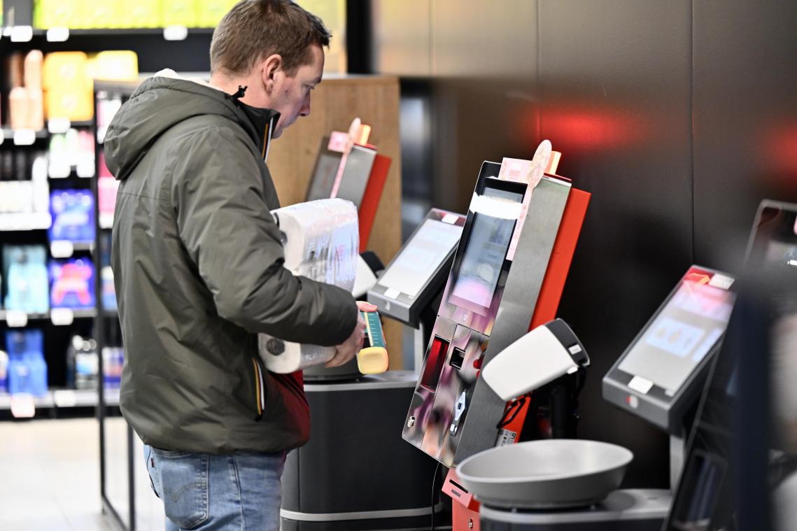 <p>Selbstbedienungskassen wie diese sollen in Lüttich künftig mit 519 Euro pro Gerät besteuert werden – der Handelsverband Comeos zieht dagegen vor den Staatsrat.</p>