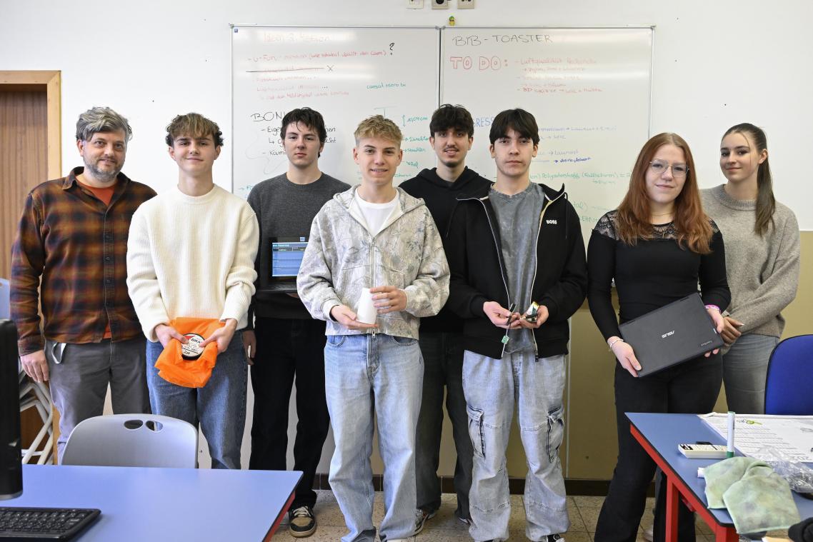 <p>Die Informatikschüler des Bischöflichen Instituts Büllingen nehmen mit ihrem Lehrer Alain Solheid (l.) am CanSat-Wettbewerb teil.</p>