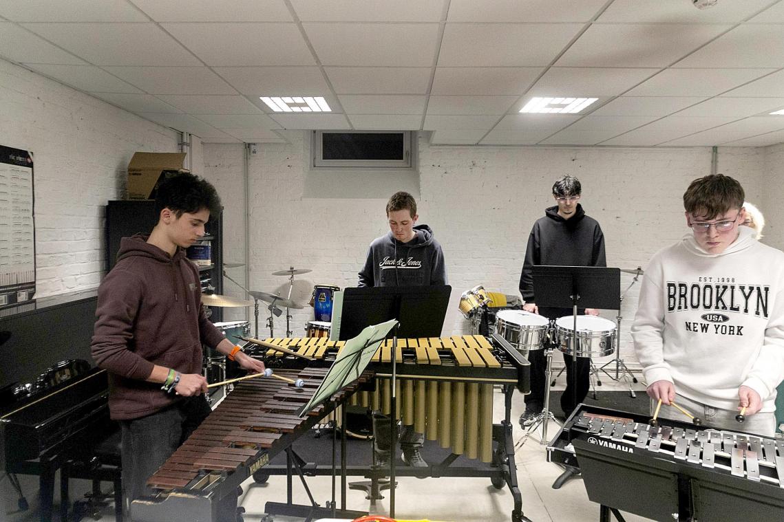 <p>Im Seminarraum ist alles aufgebaut, worauf man schlagen kann. Das sind sinfonische Pauken, komplette Schlagzeuge und melodische Schlaginstrumente wie Xylophone.</p>