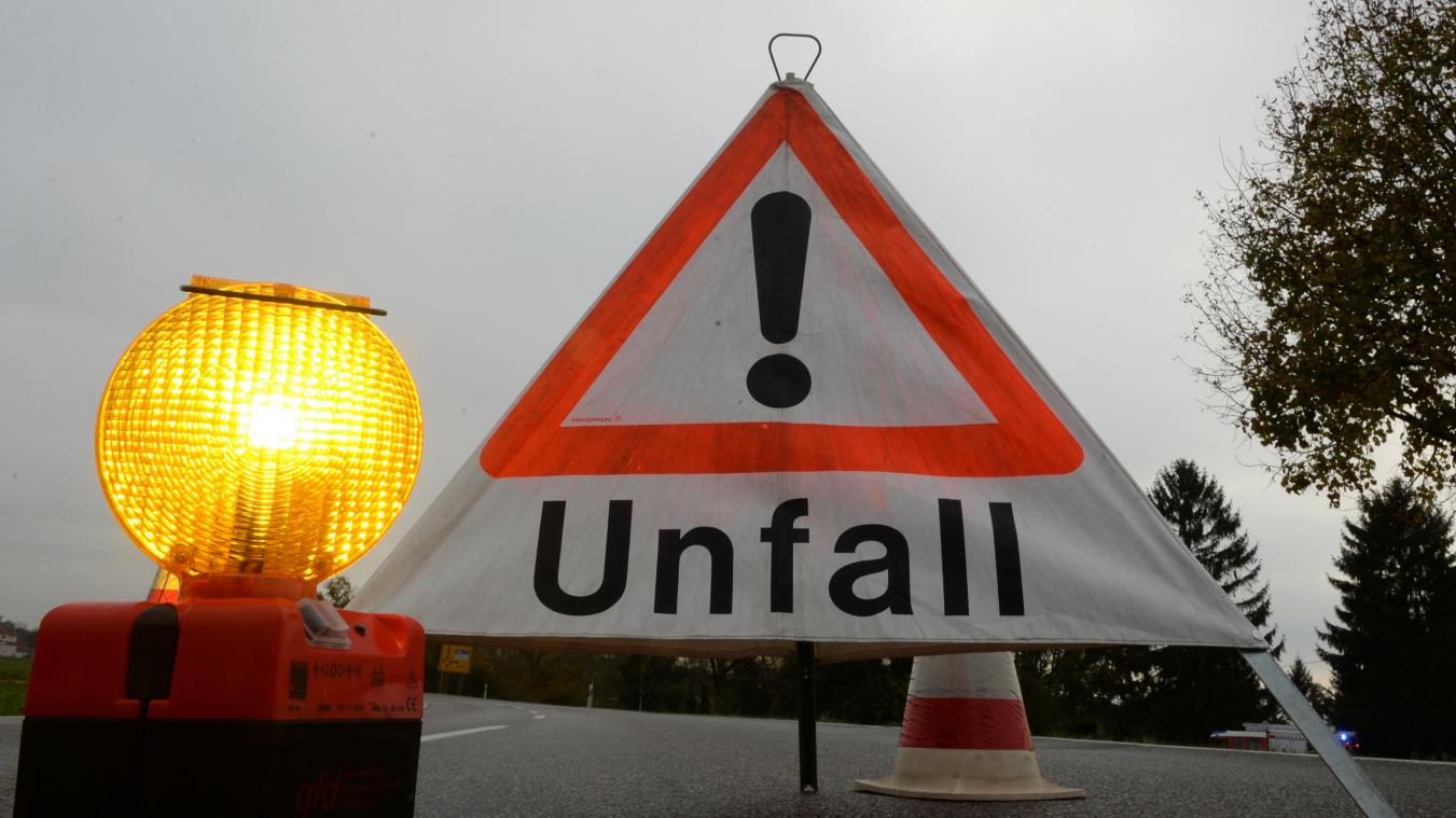 <p>Ein Warnschild sichert eine Unfallstelle ab: Laut AWSR kommt es in der Wallonie jedes Jahr zu zahlreichen gefährlichen Folgeunfällen.</p>