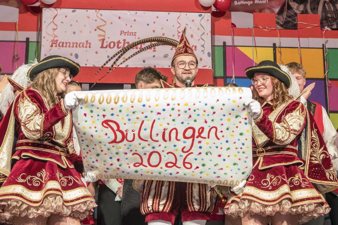 <p>Von der Bütt auf den Büllinger Prinzenthron: Lothar I. (Faymonville) hat gemeinsam mit seinen Paginnen Hannah (Mollers) und Alina (Drömmer) das närrische Zepter am Königshof übernommen.</p>