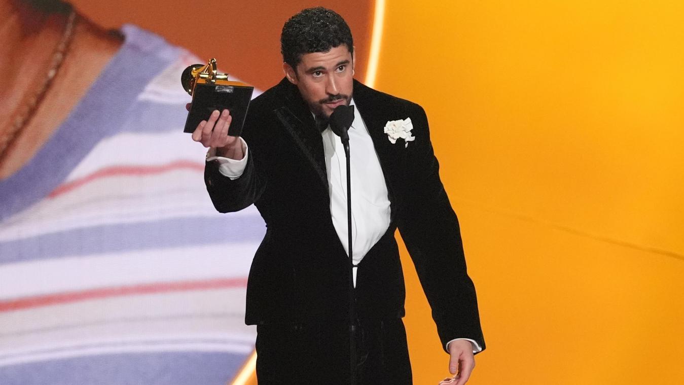 <p>Bad Bunny nimmt den Preis für das Album des Jahres entgegen.</p>