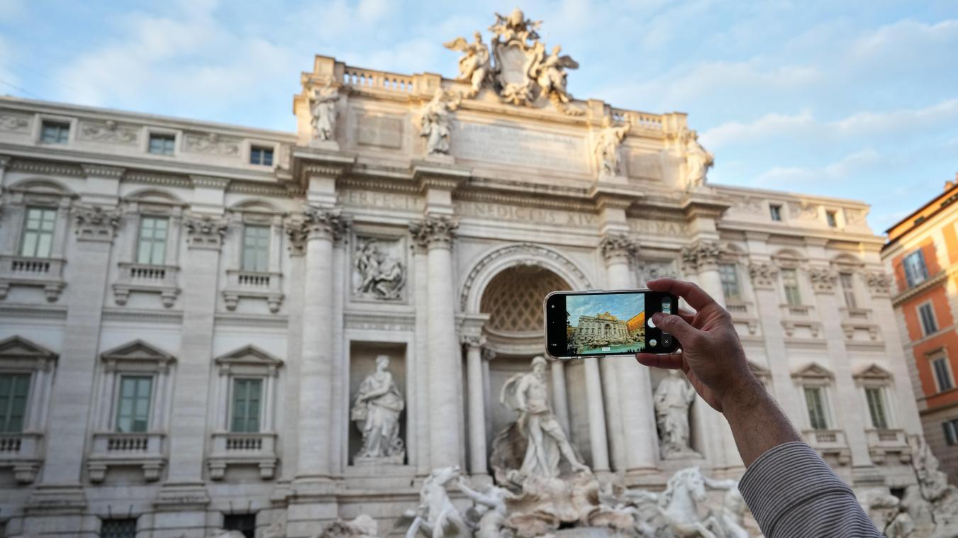<p>Ein Besucher macht ein Foto des Trevi-Brunnens.</p>