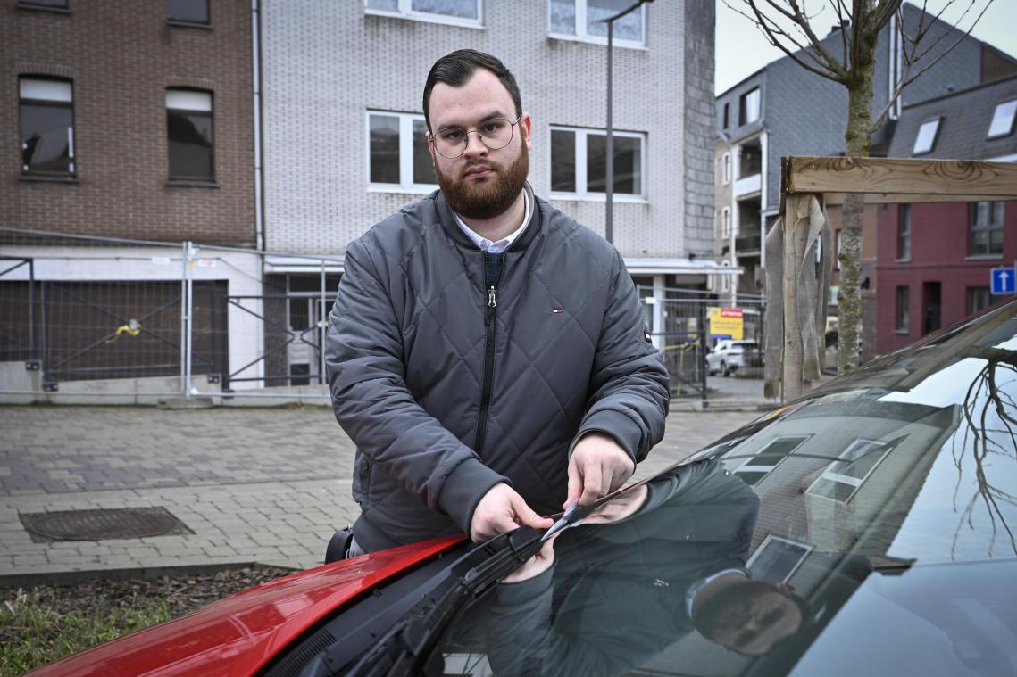 <p>Der neue Feststellungsbeamte dokumentiert jede Kontrolle sorgfältig und erklärt Betroffenen bei Bedarf die geltenden Regeln.</p>