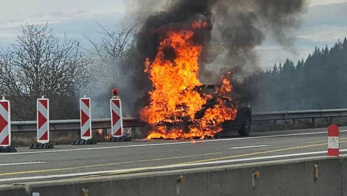 <p>Feuer auf dem Standstreifen: Ein Fahrzeug brennt auf der Autobahn bei Recht lichterloh.</p>