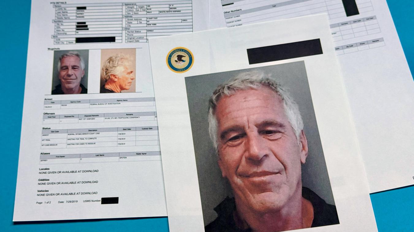 <p>Dokumente mit geschwärzten Passagen, die in den vom US-Justizministerium freigegebenen Jeffrey-Epstein-Akten enthalten sind, wurden Anfang des Monats in Washington gezeigt und fotografiert.</p>