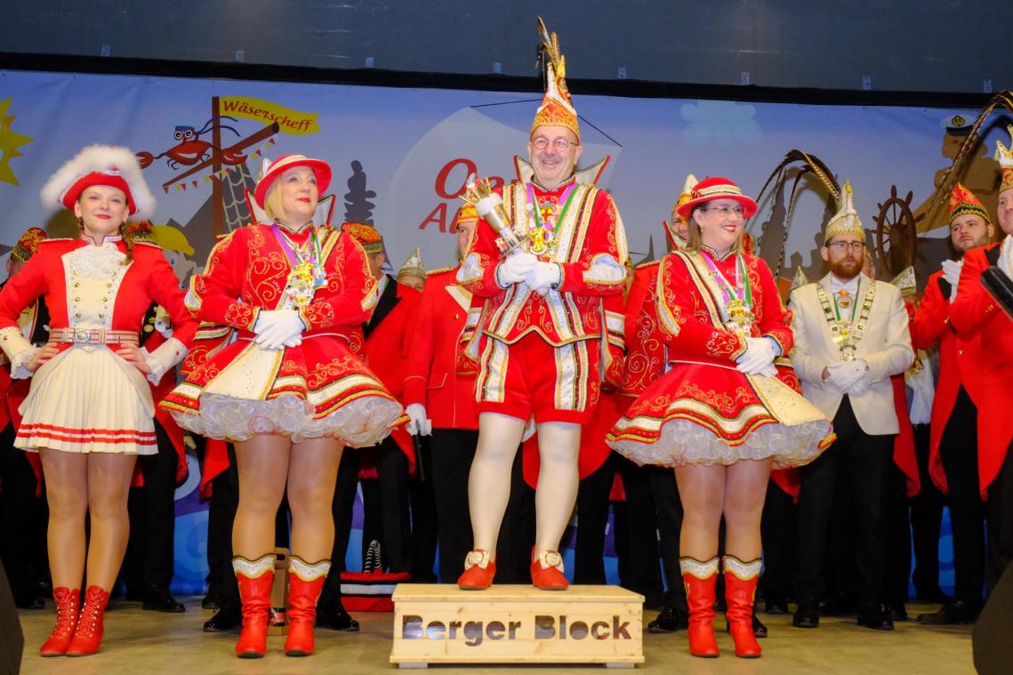 <p>„Ob klein, ob groß, jeder ist im Karneval willkommen“: Seine Vereinskollegen haben Patrick Koonen ein Podest gebaut, damit er nicht den Überblick verliert.</p>