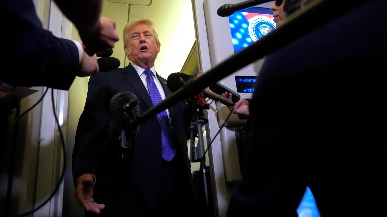 <p>US-Präsident Donald Trump spricht zu Reportern, während er an Bord der Air Force One von der Joint Base Andrews nach West Palm Beach fliegt.</p>