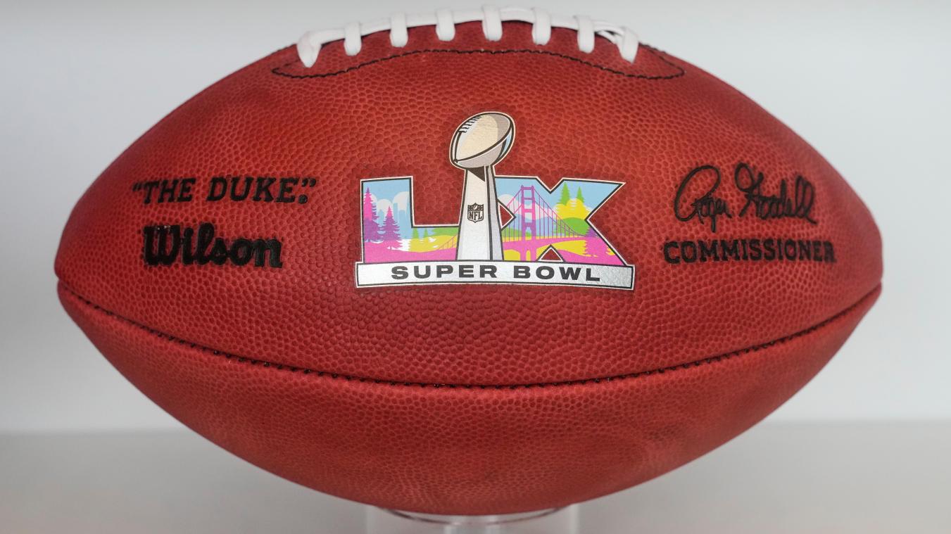 <p>Ein Ball mit dem Super Bowl LX Logo ist in der Fabrik von Wilson Sporting Goods zu sehen.</p>