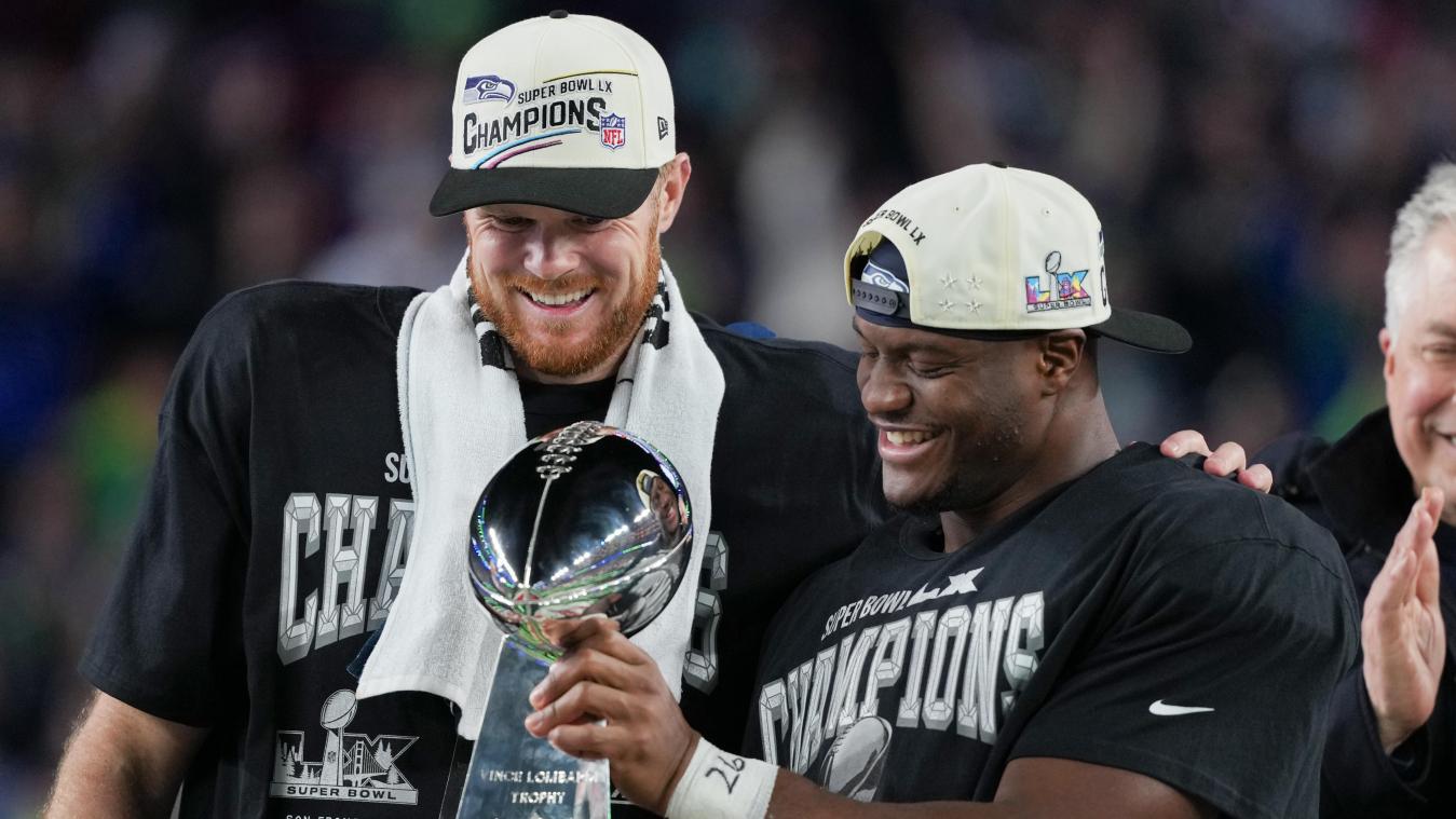 <p>Seattle Seahawks-Quarterback Sam Darnold und Running Back Kenneth Walker III feiern mit der Lombardi-Trophäe nach dem Sieg.</p>