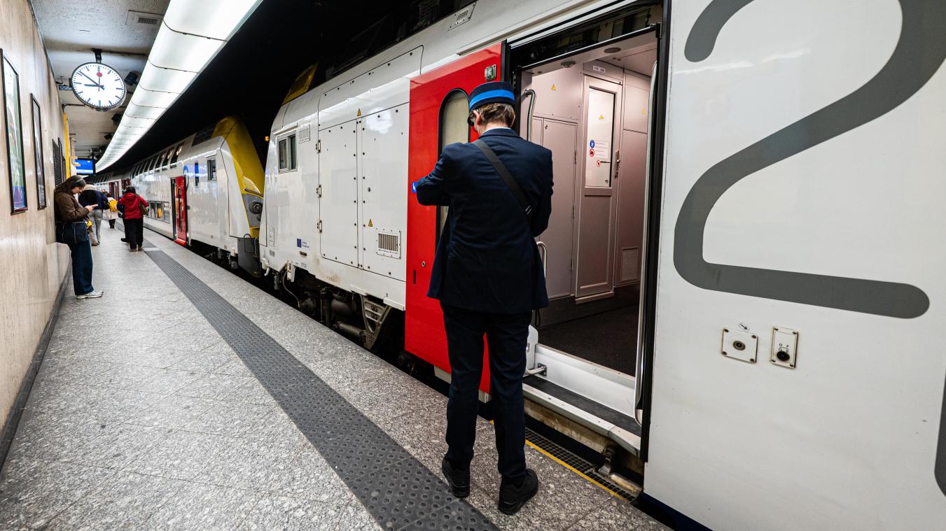 <p>Ein Zugbegleiter der SNCB bereitet die Abfahrt vor: Im Januar erreichten 92,4 Prozent der Züge ihr Ziel mit weniger als sechs Minuten Verspätung.</p>