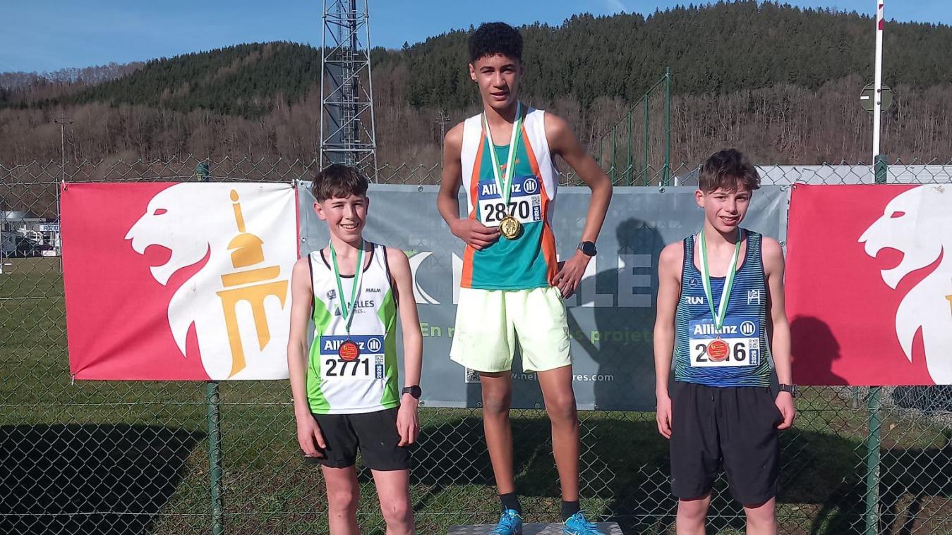 <p>Matthäus Königs (m.) vom AC Hautes Fagnes gewinnt in MalmedyGold bei den Kadetten.</p>