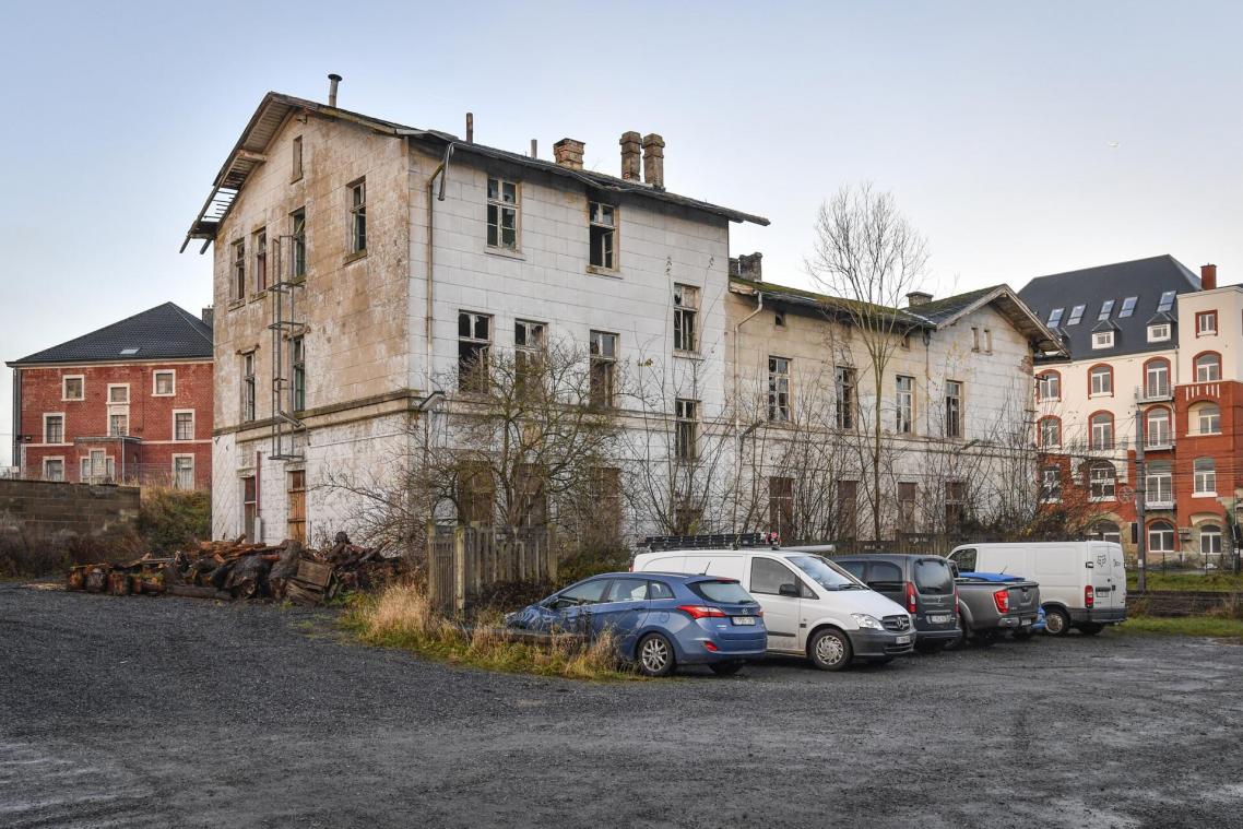 <p>Das ehemalige „Eilgut“-Gebäude in Herbesthal gehört der Gemeinde und soll abgerissen werden. An gleicher Stelle plant das Kollegium die Errichtung einer Leichtbauhalle, die der Bauhof nutzen kann.</p>