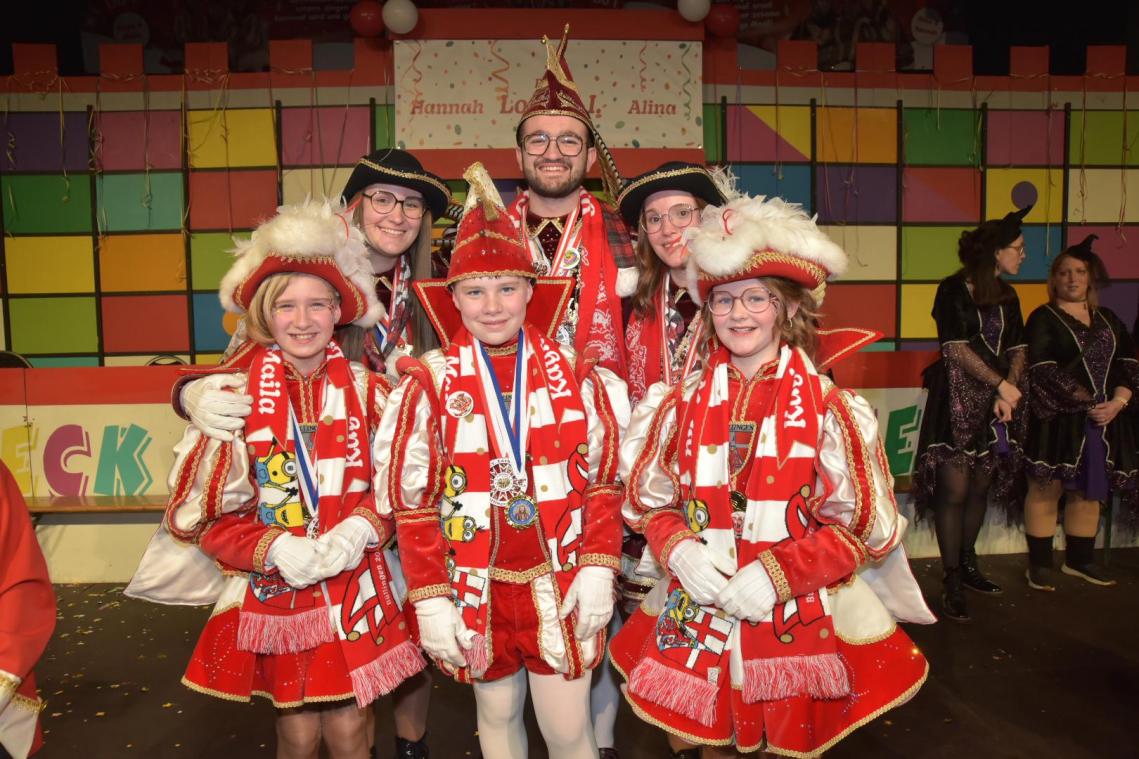 <p>Groß und Klein vereint: Kinderprinz Lio I. mit PaginnenKayla undMaila durften sich über die Anwesenheit des „großen“ Prinzen Lothar I. mit Hannah und Alina freuen.</p>