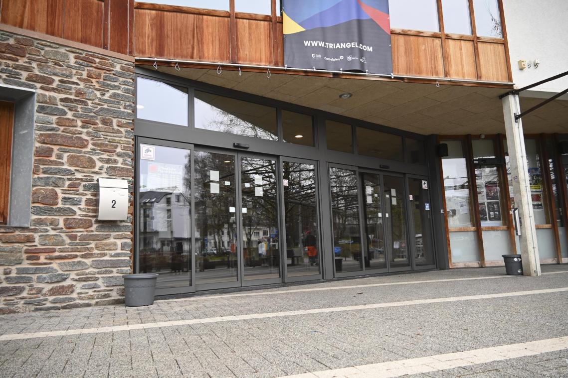 <p>Im St.Vither Veranstaltungszentrum Triangel wurde durch die Anpassung der Notausgänge und die Optimierung der Fluchtwege aufgerüstet. „Das hat zwar viel Geld gekostet, aber dazu beigetragen, dass wir in Sicherheitsfragen gut aufgestellt sind“, erklärt Bürgermeister Werner Henkes.</p>