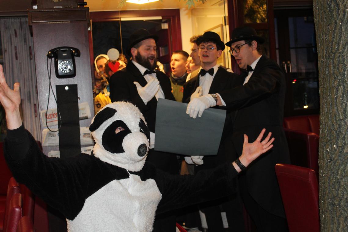 <p>Drei feine Herren und ein Panda: Das Quartett führt den JGV St.Vith beim „Antrommeln“ der Karnevalstage an.</p>