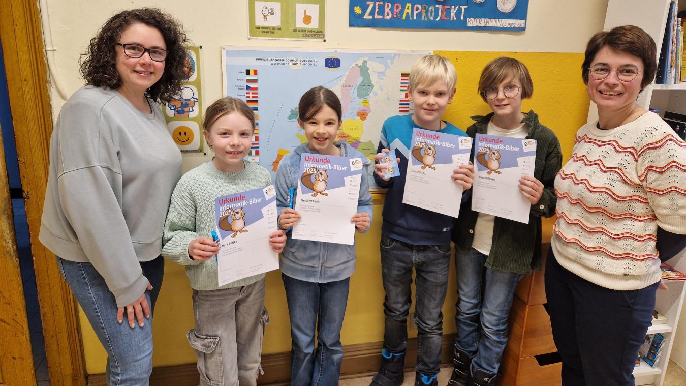 <p>PDS-Schulleiterin Laura Gengler (l.) und Projektbegleiterin Sabrina Sisterman freuten sich über den Erfolg ihrer Schüler.</p>