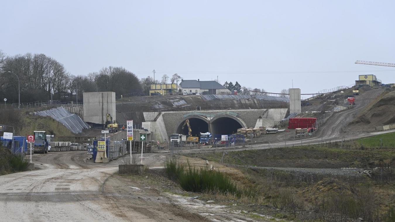 <p>Der Tunnel am nördlichen Ortseingang von Hosingen, ein zentrales Bauwerk der Ortsumgehung, ist nahezu fertiggestellt.</p>
