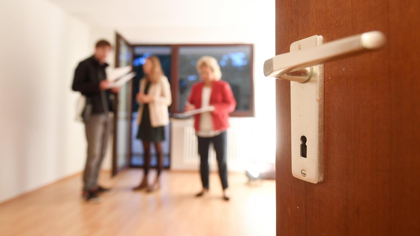 <p>Besichtigung einer Mietwohnung: Trotz hoher Nachfrage gehen in Belgien immer weniger neue Mietverträge zustande – der Markt gerät zunehmend unter Druck.</p>