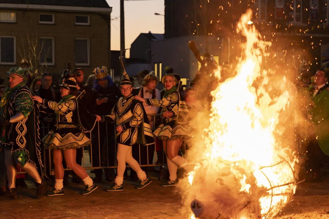 <p>Der Kelmiser Rosenmontag endet traditionell mit dem brennenden Küsch.</p>