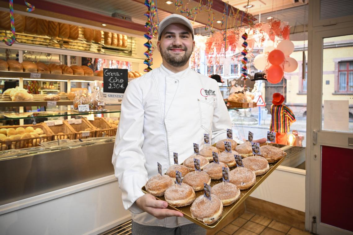 <p>Gefragte Leckerei: In der Hofbäckerei Mattar werden die Berliner mit einer kleinen Fahne dekoriert.</p>