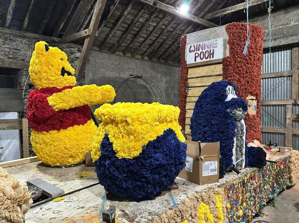 <p>Der Bau des Wagens des JGV Maldigen läuft derzeit auf Hochtouren. Über 12.000 Rosen werden zum Einsatz kommen.</p>