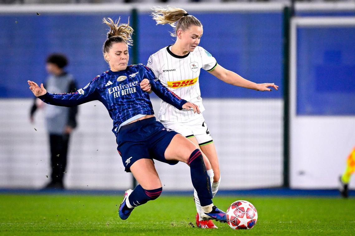 <p>Isabella Dekker von OH Löwen kämpft um den Ball.</p>