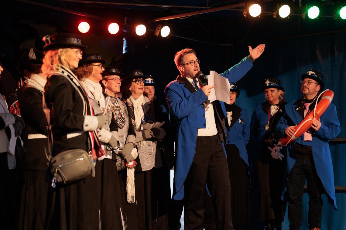 <p>Auf dem Kirchplatz liefern sich „Au Wiever“ und Gemeindekollegium einen verbalen Schlagabtausch mit Humor und klaren Spitzen.</p>