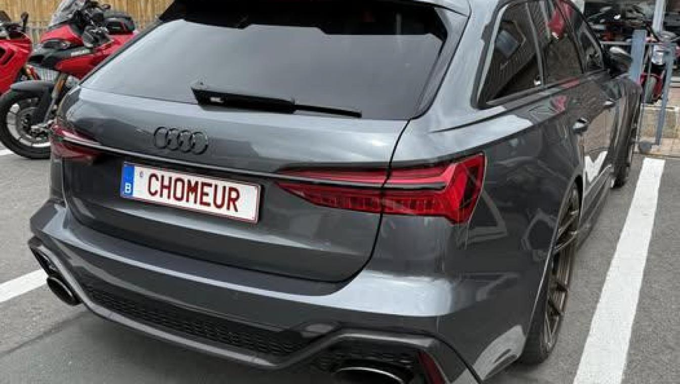 <p>Die personalisierte Nummerntafel „Chomeur“ war ursprünglich an einem Audi RS6 angebracht – das leistungsstarke Modell sorgte in Kombination mit der provokanten Aufschrift für zahlreiche Reaktionen.</p>