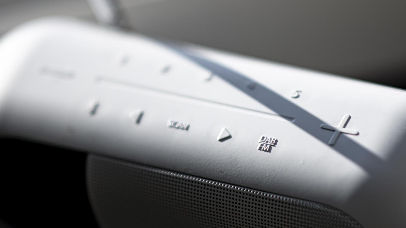 <p>Ein DAB+-Radiogerät im Detail: Trotz wachsender Streaming-Angebote bleibt das klassische Live-Radio in Belgien weiterhin die meistgenutzte Audioquelle.</p>