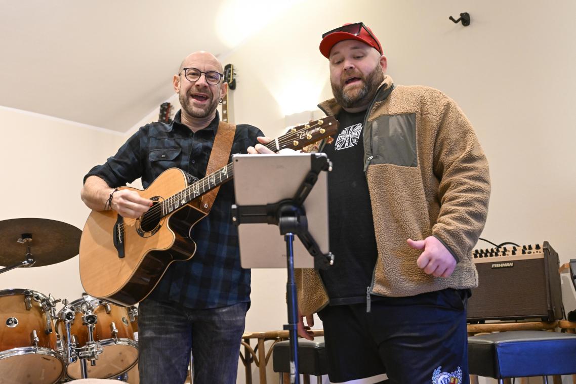 <p>Ohne viel Schnickschnack, mit zweistimmigem Gesang und Gitarre, präsentieren Andy Clooth (l.) und Mike Thissen alte Eupener Lieder. Oft geht es dabei um das Heimatgefühl und die Geselligkeit.</p>