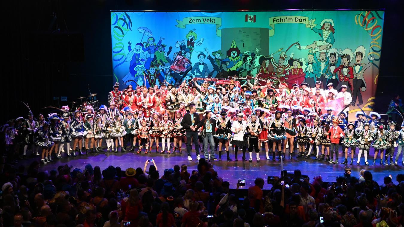 <p>Am Freitagnachmittag säumten alle Prinzessinnen und Prinzen der DG die Bühne des Triangels. Auch bei den Narrenherrschern selbst hinterließ dies bleibenden Eindruck.</p>