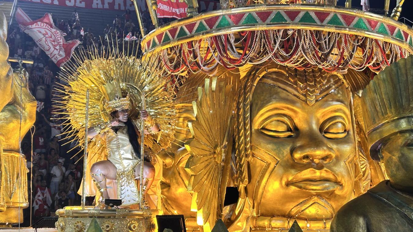 <p>Die Sambaschule „Unidos de Padre Miguel“ tritt im Sambodrom in Rio de Janeiro auf.</p>