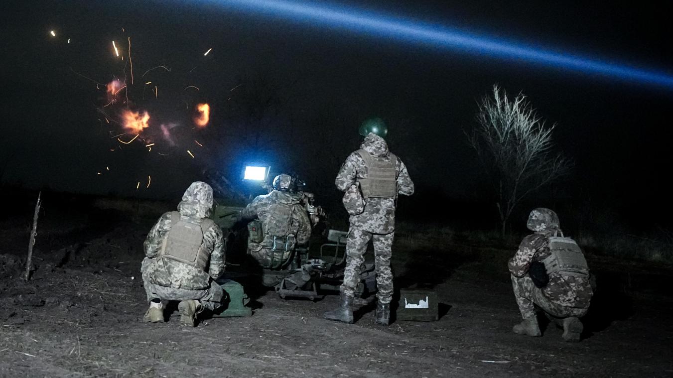 <p>Ein mobiler Drohnen-Abwehrtrupp trainiert in der Nacht zum 24.02.2024 den Abschuss russischer Drohnen östlich der Hafenstadt Odessa. Mit Scheinwerfern wird ein Lichtkreuz in den Himmel gezeichnet, auf das geschossen wird.</p>