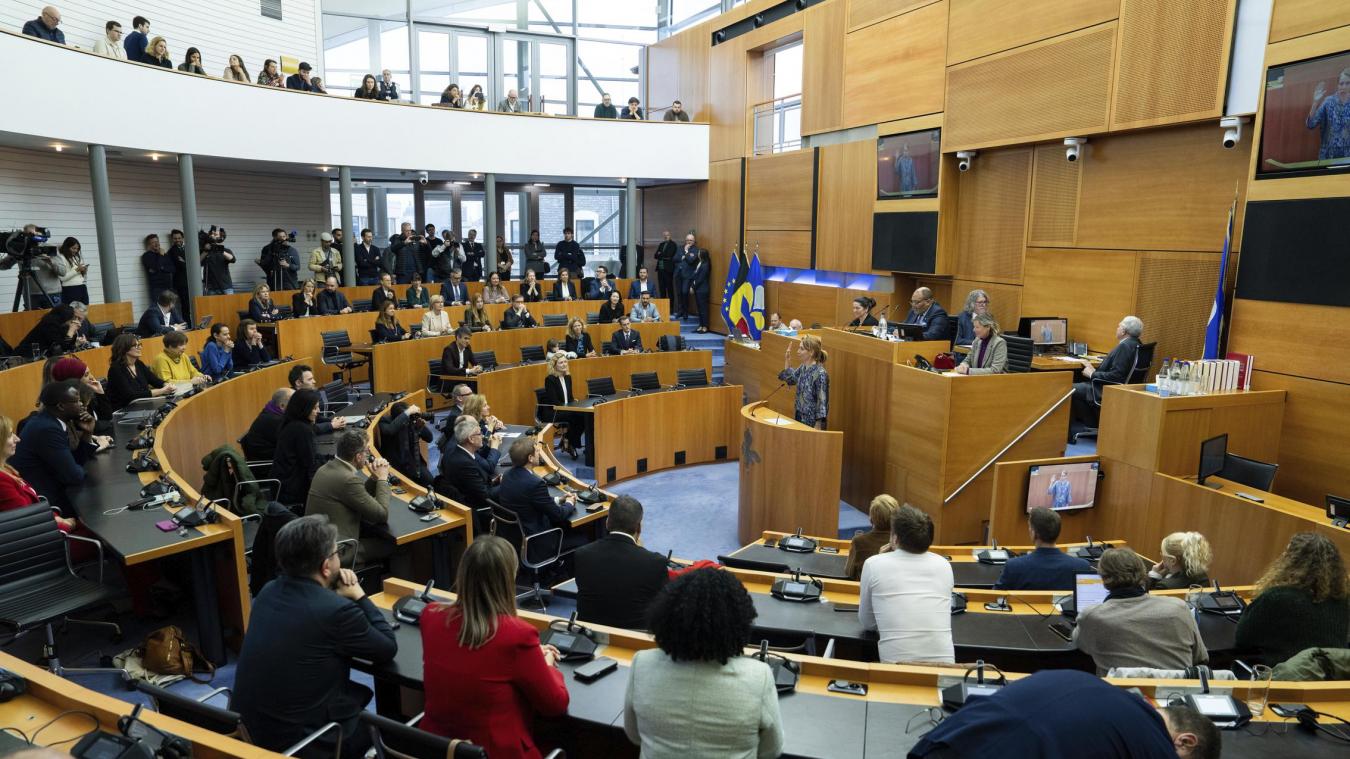 <p>Brüssels Staatssekretärin Ans Persoons (Mitte) während ihrer Vereidigung im Rahmen einer Plenarsitzung des Brüsseler Parlaments am Samstag</p>
