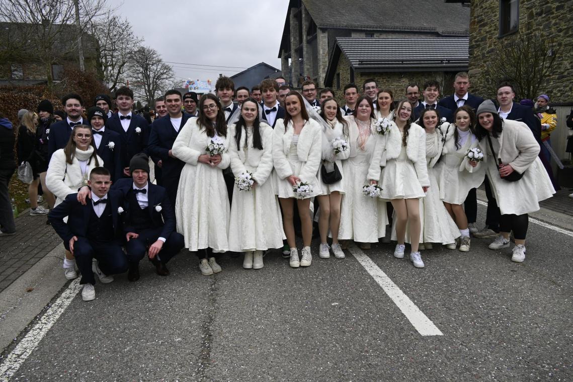 <p>Wo gibt es denn sowas? Die Medeller Junggesell(inn)en feierten eine Massenhochzeit auf dem Karnevalsumzug in Deidenberg. Fotos: Arno Colaris</p>