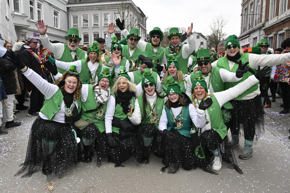 <p>Kobolde und Kleeblatt-Queens der Kgl. Stadtwache Grün Weiß waren unterwegs, um Levi I. Glück zu bringen. Fotos: David Hagemann</p>
