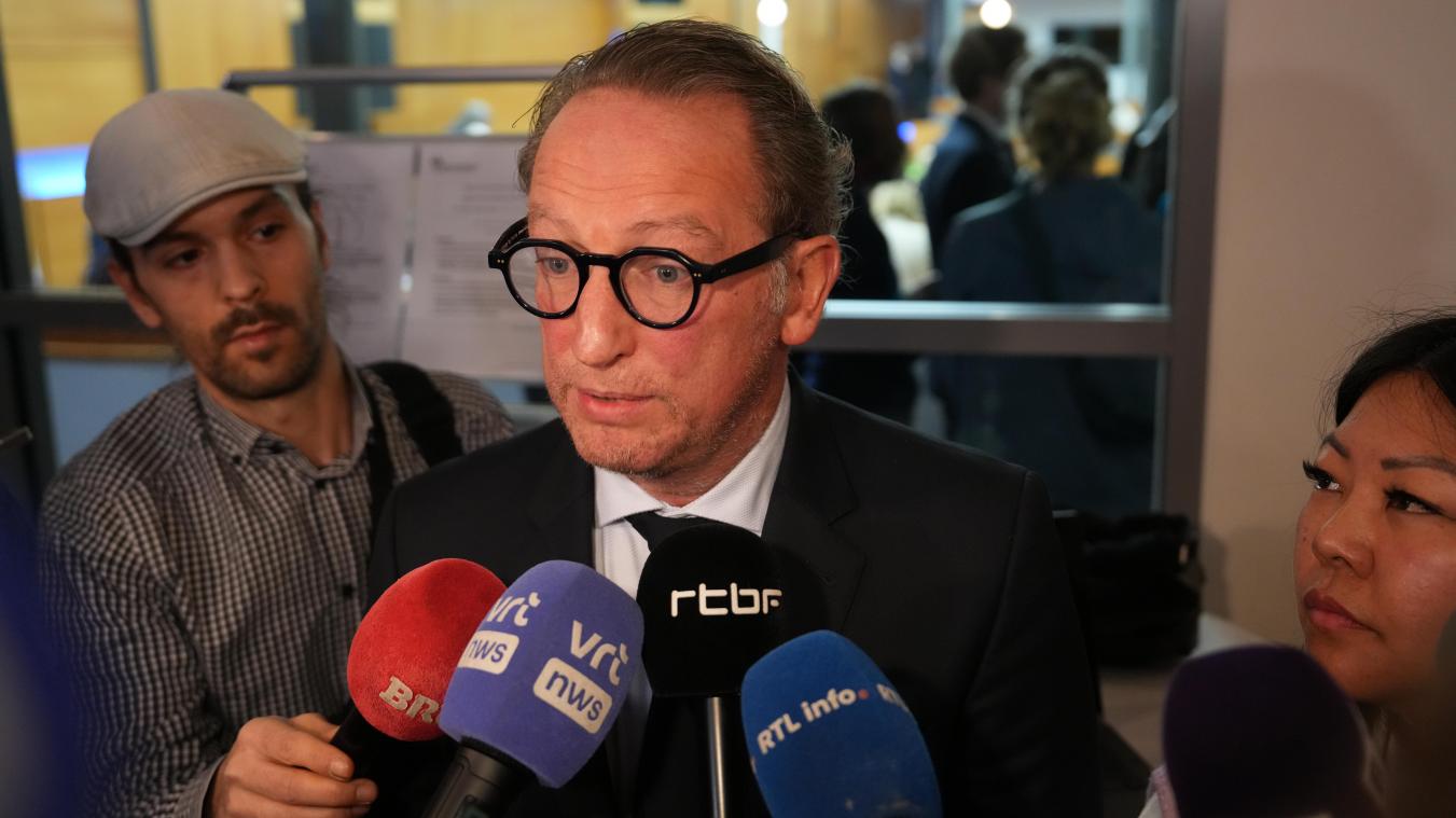 <p>Boris Dilliès im Gespräch mit Journalisten</p>