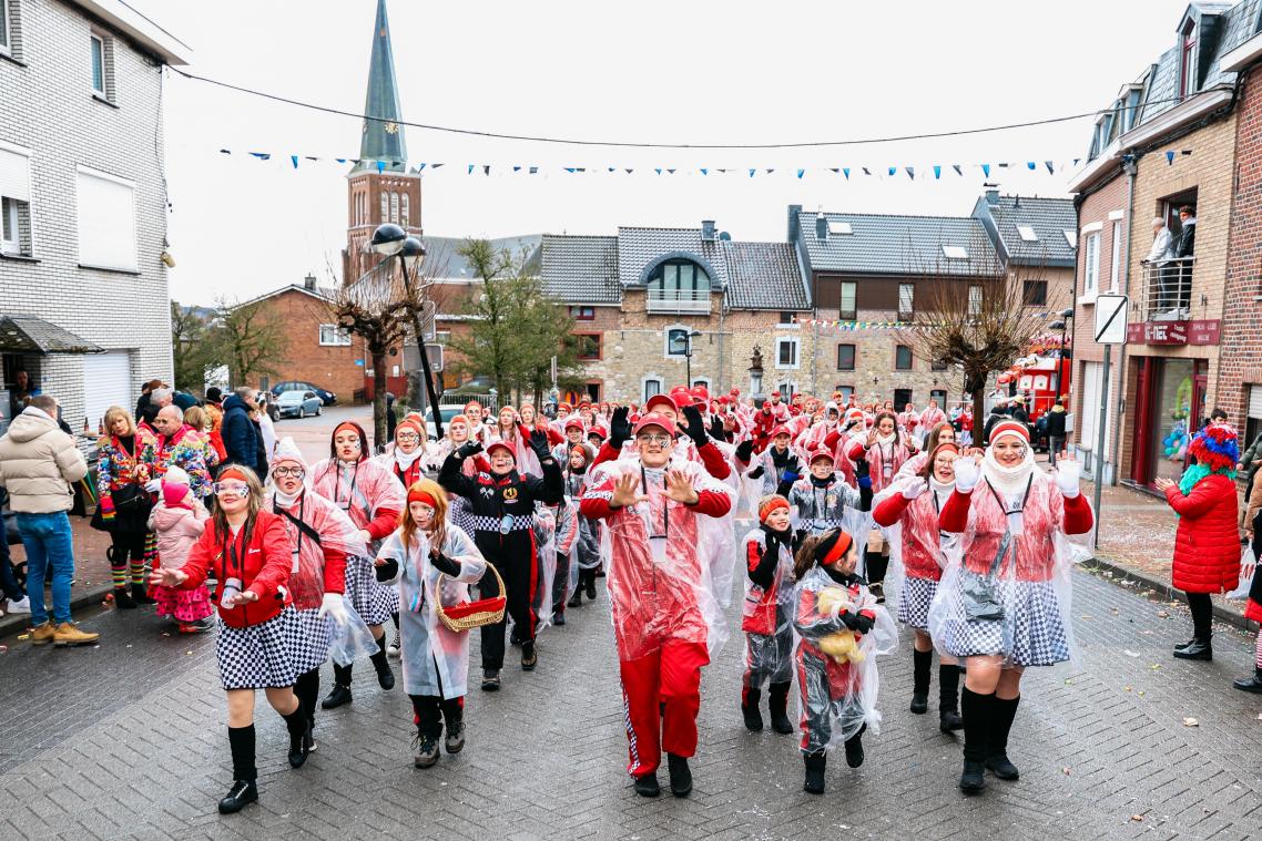 <p>Trotz Kälte und nasser Straßen säumen zahlreiche Jecken die Strecke des Rosenmontagszuges in Kelmis.</p>