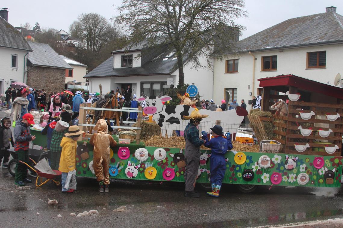 <p>Der „Bauernhof“ beim Umzug am Rosenmontag.</p>