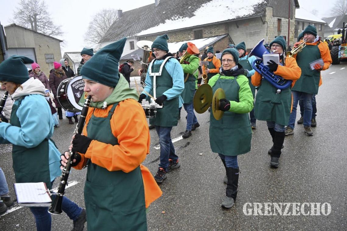 <p>Rosenmontagszug in Bütgenbach [Teil 1]</p>
