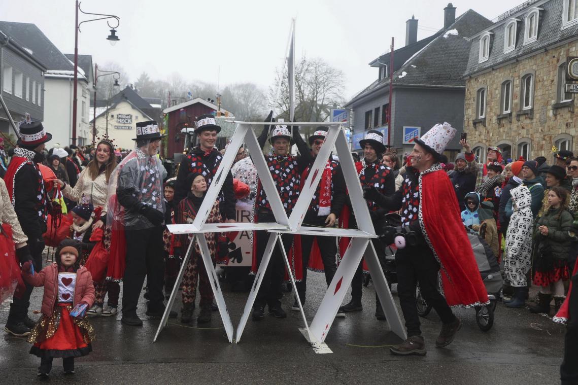 <p>Wirtzfelder Kartenspiel auf dem Rosenmontagszug in Büllingen.</p>