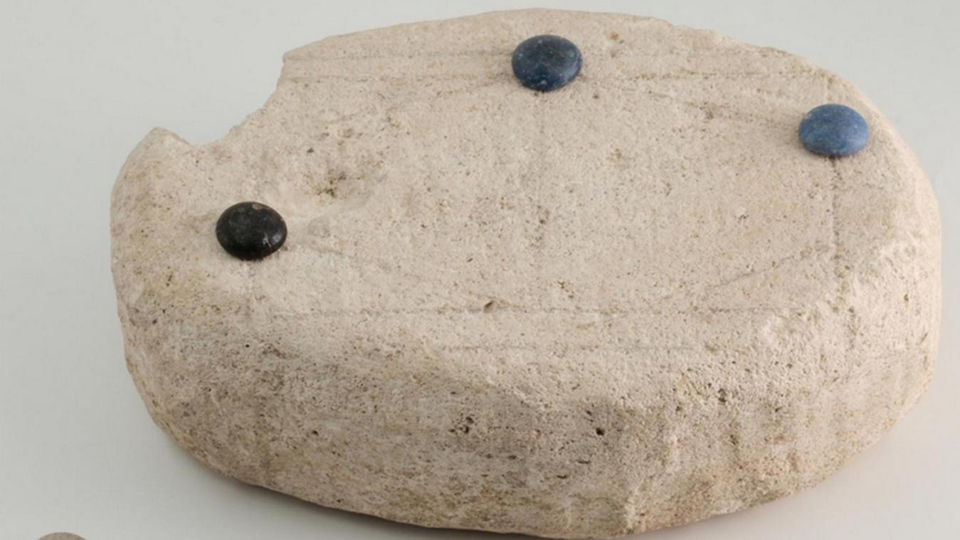 <p>Der etwa 21 mal 14,5 Zentimeter große Stein wurde vermutlich Ende des 19. oder Anfang des 20. Jahrhunderts in Heerlen gefunden, wo sich in der Antike die bedeutende römische Siedlung Coriovallum befand.</p>