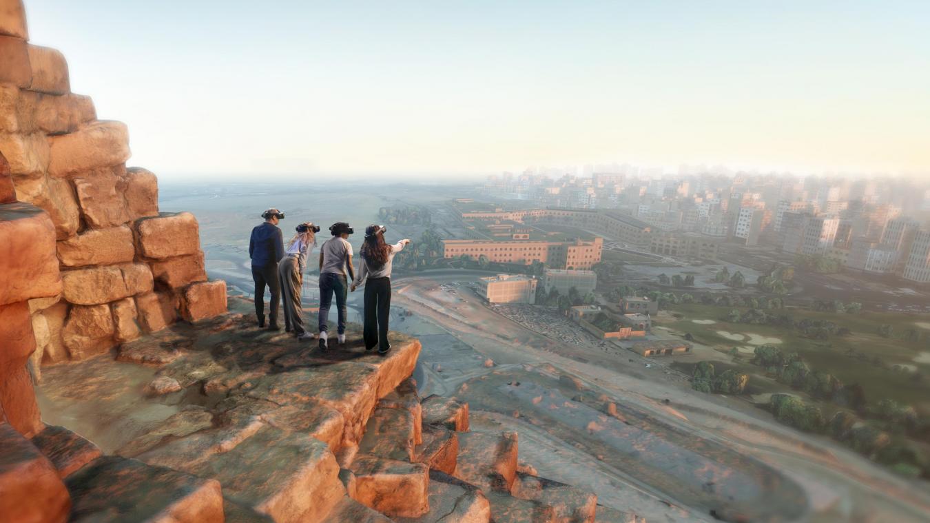 <p>Wenn Geschichte begehbar und zum Höhenrausch wird: Die VR-Expedition „Horizont des Cheops“ bringt die Besucher auf die höchste Pyramide der Welt, mit Kairo zu ihren Füßen.</p>