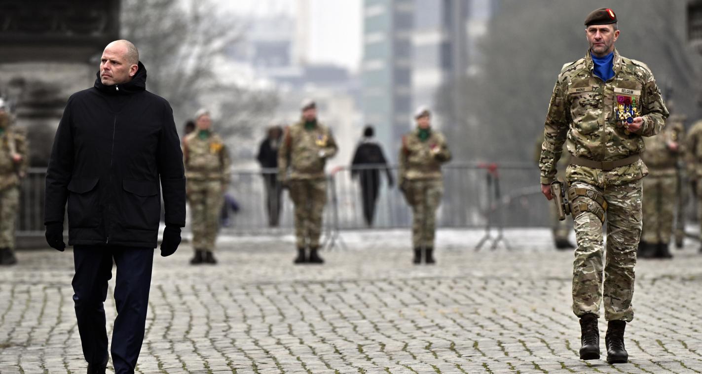 <p>Verteidigungsminister Theo Francken (links) und Oberst Claudio Madile (rechts) bei einem militärischen Termin in Brüssel – im Hintergrund Soldaten der belgischen Streitkräfte.</p>