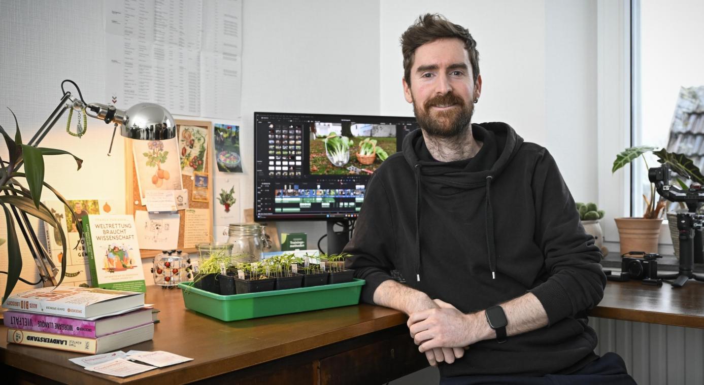 <p>Die produzierten Videosequenzen auf dem Bildschirm im Rücken, die Keimlinge für den Garten im Blick: David Spencer ist Wissensvermittler und leidenschaftlicher Gärtner.</p>