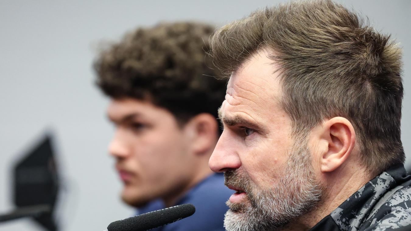 <p>Über die Marschroute im Hinspiel gegen Atlético waren sich Brügges Coach Ivan Leko (rechts) und sein Spiele Kyriani Sabbe nicht ganz einig.</p>