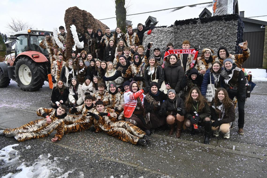 <p>Rosenmontagszug in Bütgenbach: Die Rechter Höhlenmenschen unternahmen eine Zeitreise.</p>