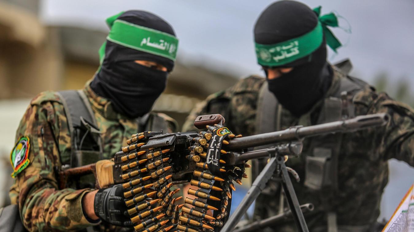 <p>Vermummte Kämpfer der Kassam-Brigaden, des militärischen Flügels der islamistischen Terrororganisation Hamas, hantieren mit Waffen.</p>